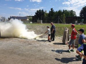 Dschungelcamp, Kinder löschen Feuer mit den Feuerlöscher 