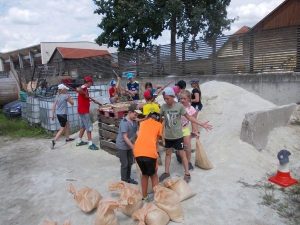 Dschungelcamp, Kinder entdecken Sandsäcke