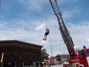 Dschungelcamp, Kinder werden von der Feuerwehr abgeseilt 