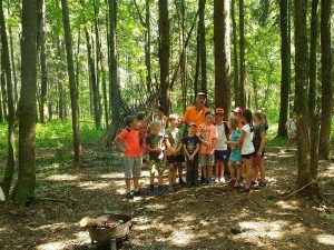 Dschungelcamp, Kinder stehen in einer Gruppe im Wald 