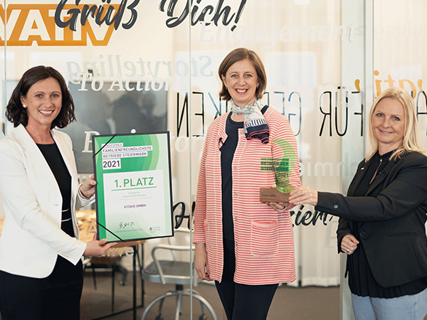 Foto (v.l.): Katharina Heil (Geschäftsführerin VITAVO), Barbara Eibinger-Miedl (Wirtschaftslandesrätin und Schirmherrin des Landespreises für familienfreundlichste Betriebe), Gabriele Lechner (Jury-Vorsitzende)