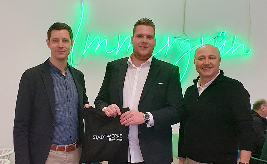 Christoph Ehrenhöfer, GF der Stadtwerke Hartberg, Michael Kinelly von BB1 und Markus Hummer, Gewerbeparkmanager des Ökoparks Hartberg, freuen sich über die erfolgreiche Übernahme.