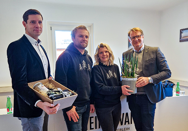Steirervan Geschäftsführer Andreas Sammer und Andrea Rath wurden von Bürgermeister Marcus Martschitsch und Stadtwerke Hartberg Geschäftsführer herzlich am Ökopark Hartberg begrüßt.