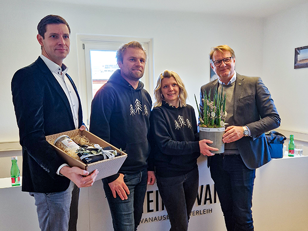 Steirervan Geschäftsführer Andreas Sammer und Andrea Rath wurden von Bürgermeister Marcus Martschitsch und Stadtwerke Hartberg Geschäftsführer herzlich am Ökopark Hartberg begrüßt.